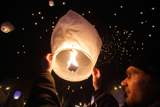 Небесный фонарик запущен в Загребе 20 декабря 2012 года. Событие "Капулица и фонари" - это тысячи людей, выпускающих в небо тысячи фонарей, как символ отправки пожелания во Вселенную. Antonio Bronic 