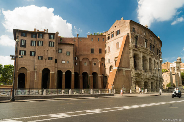 Одно из зданий в центре Рима