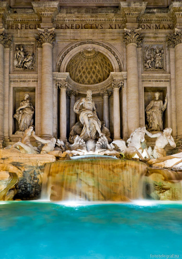 Фонтан Треви. Крупнейший фонтан Рима, высотой 25,9 м и шириной 19,8 м. Построен в середине 18-го века. 