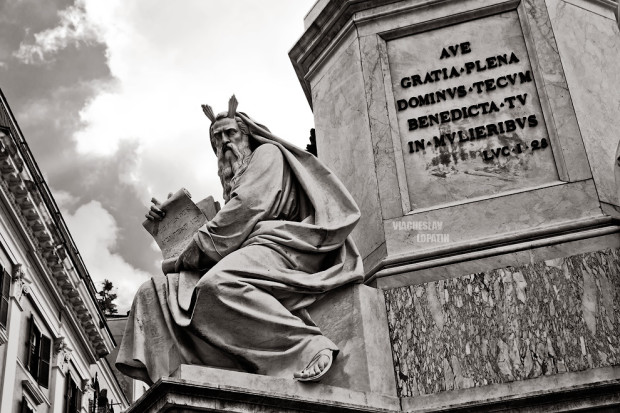 Статуя Моисея, часть монумента “Колонна Непорочной” на площади Испании.