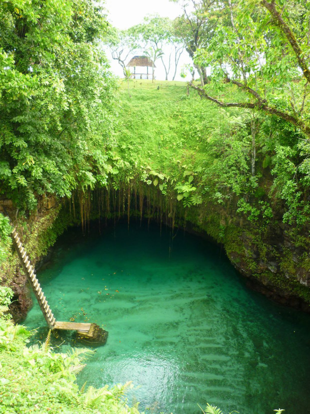 Природный бассейн на острове Уполу 