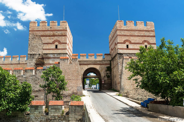 Древние стены Константинополя, или Феодосиевы стены, трехрядные