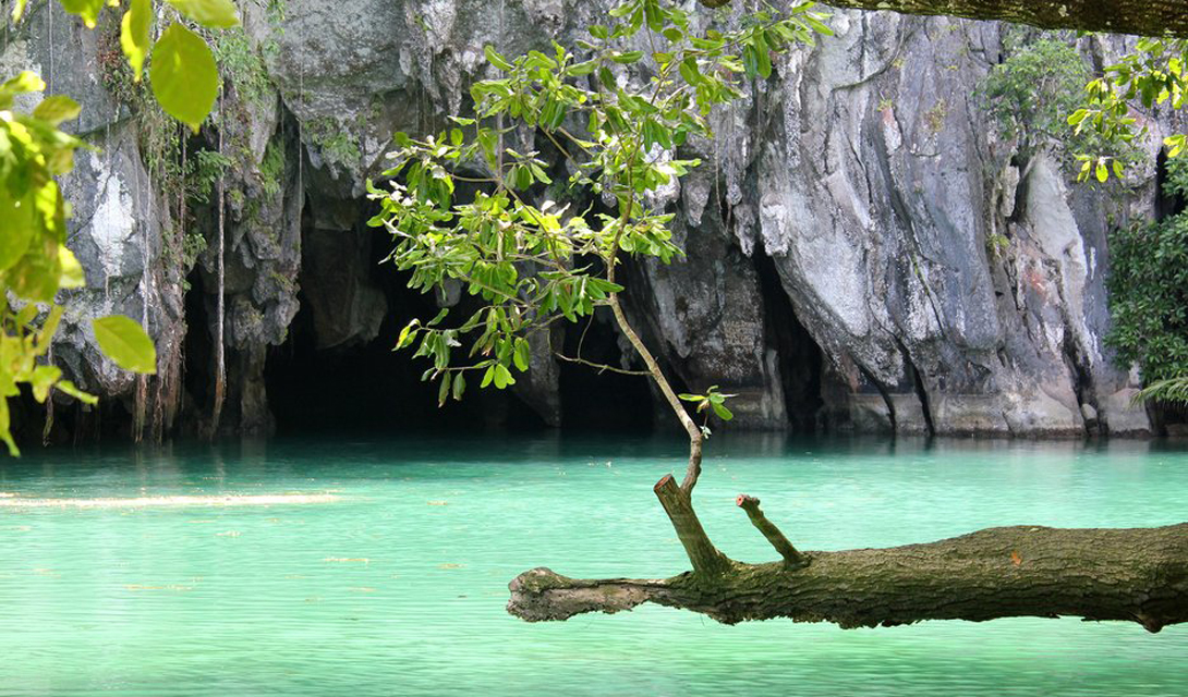 Это место - вход в знаменитую пещеру Пуэрто-Принцесса. Тут течет подземная река, которая входит в список всемирного наследия ЮНЕСКО