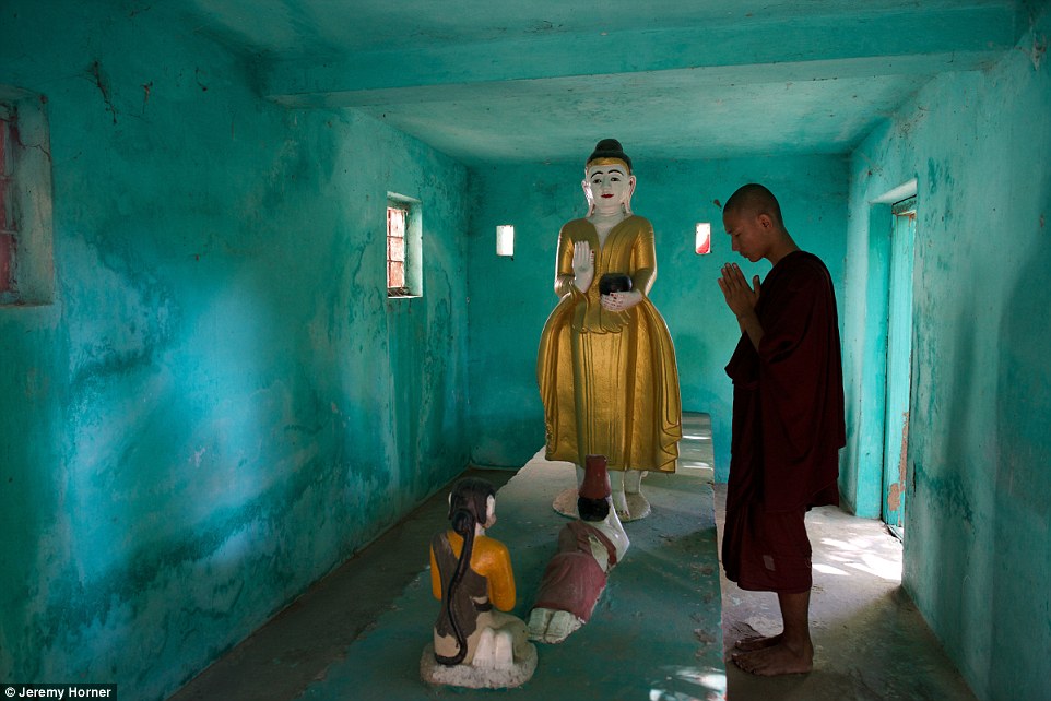Буддистский монах молится в храме в Амаяпуе, Мьянма.