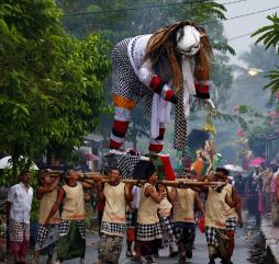 Практически каждый день лета знаменуется на Бали тем или иным праздником