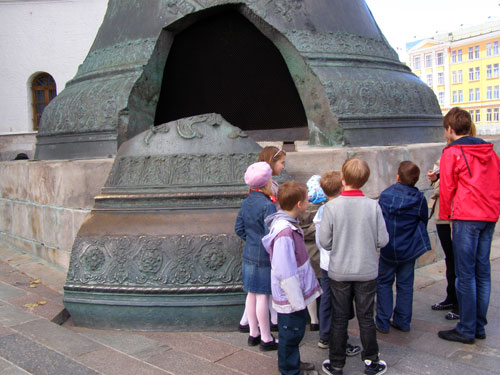Царь-колокол и его осколок на Ивановской площади