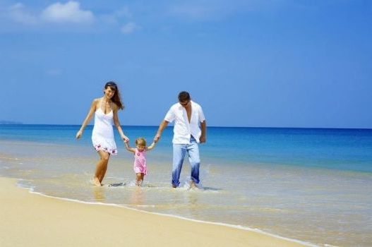 прогулка с ребенком по берегу моря