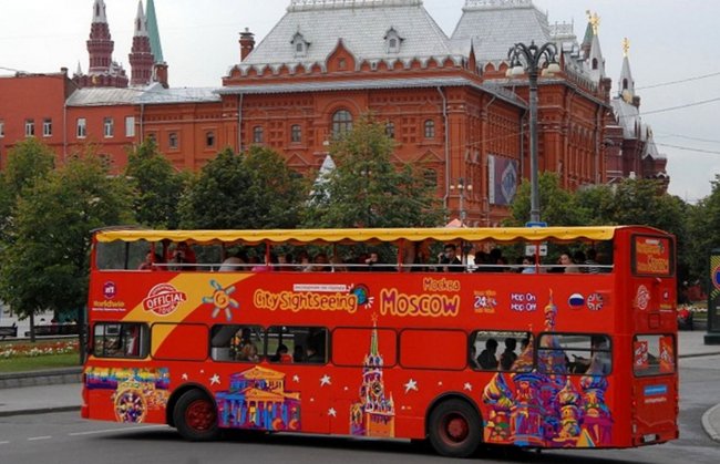 Красный автобус на улицах Москвы