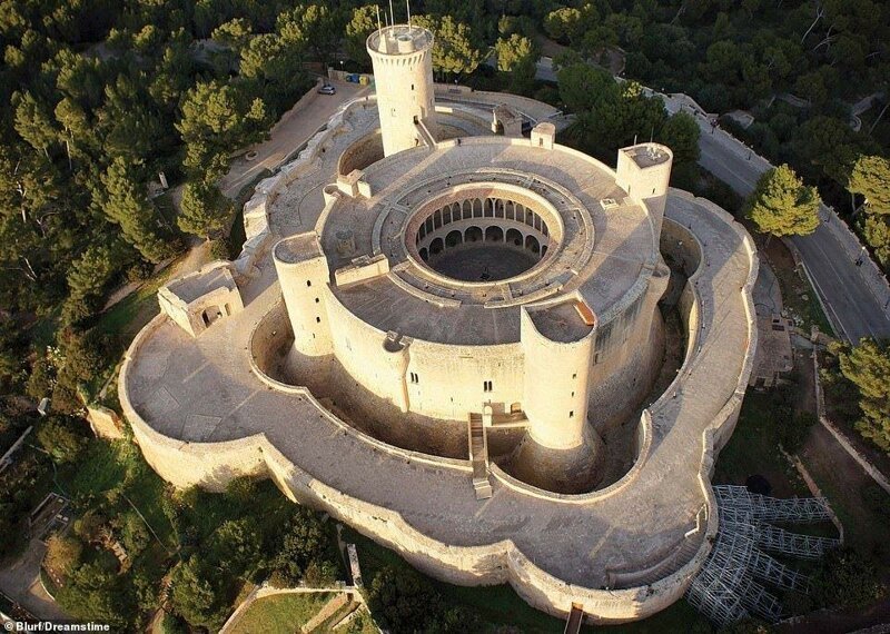 14. Замок Бельвер, Испания