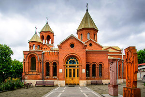 Находится церковь святого Григория Просветителя во Владикавказе на берегу реки Терек
