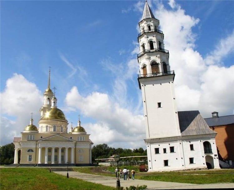 Наклонная Невьянская башня в одноименном городе прославилась на весь Урал как одна из самых ценных достопримечательностей архитектурного искусства.
