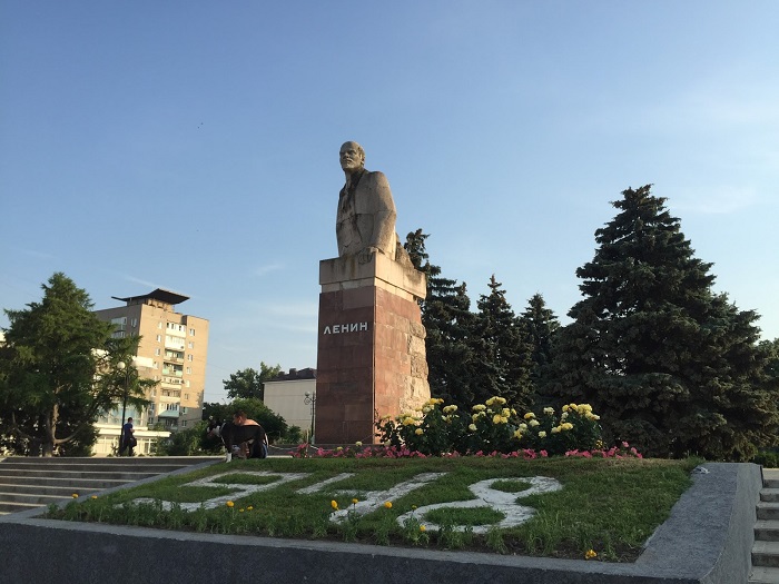 Необычный памятник В.И. Ленину: вождь, выходящий из камня