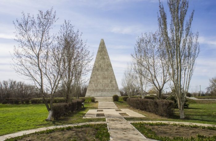 astrahanskaya-piramida-goloda-700x460