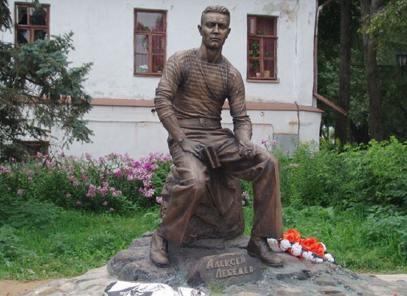 Памятник А. Лебедеву
