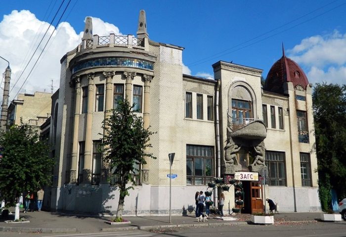 Сооруженное в стиле модерн здание и сейчас считается красивейшем в Сызрани