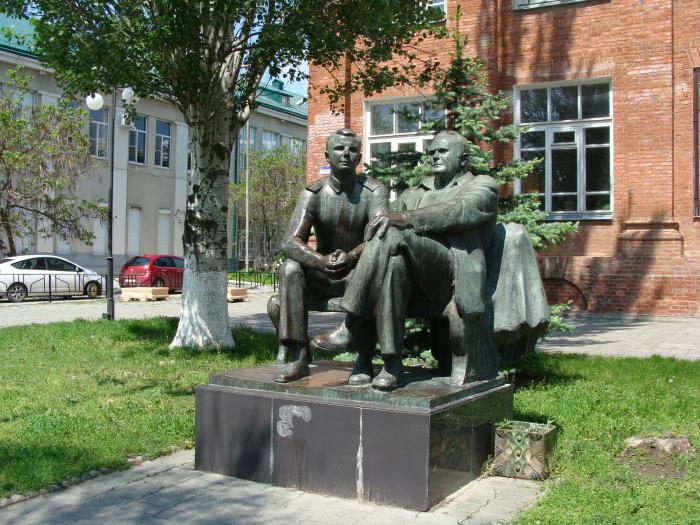 Памятник Королёву и Гагарину
