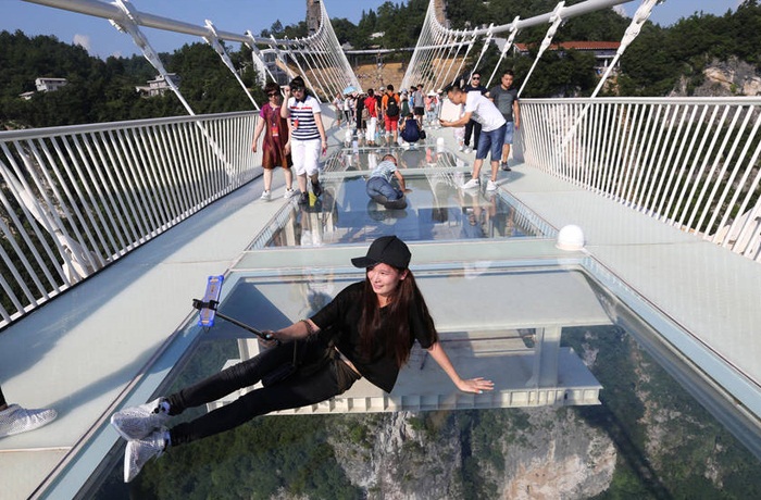 Стеклянный мост в Китае над пропастью. Видео, где находится, как треснул под ногами туристов. Фото, описание
