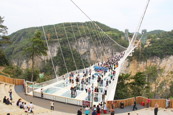 Стеклянный мост в Китае над пропастью. Видео, где находится, как треснул под ногами туристов. Фото, описание