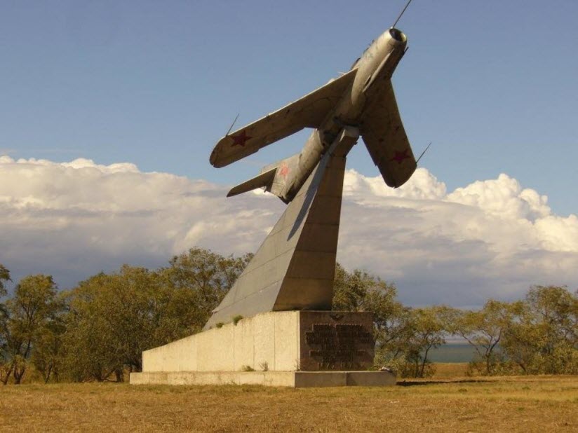 Памятник воинам-авиаторам Тамани