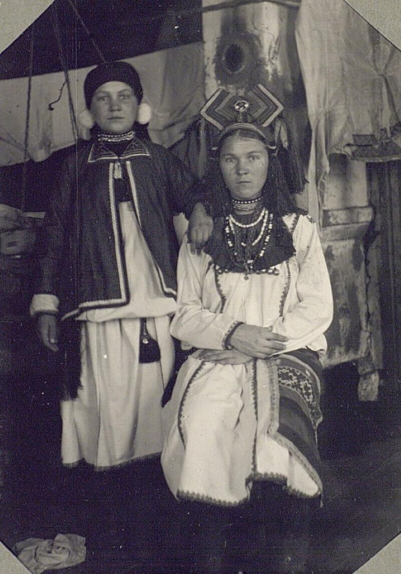Девушка и молодуха (молодая замужняя женщина) в традиционных праздничных костюмах, Пензенская губерния, 1927 год Источник: Кунсткамера
