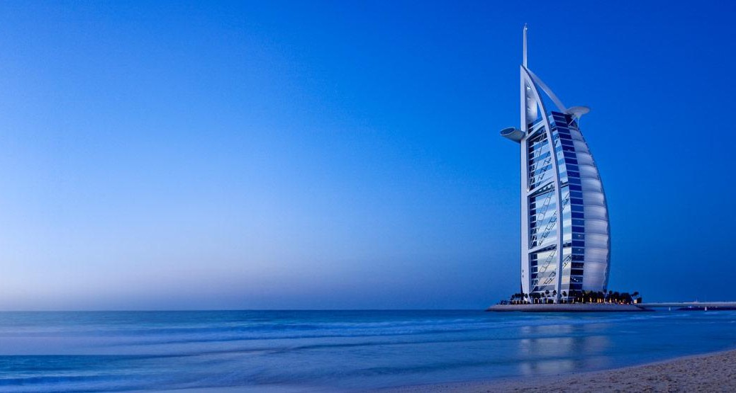 Знаменитый отель-парус в ОАЭ Burj Al Arab приглашает гостей