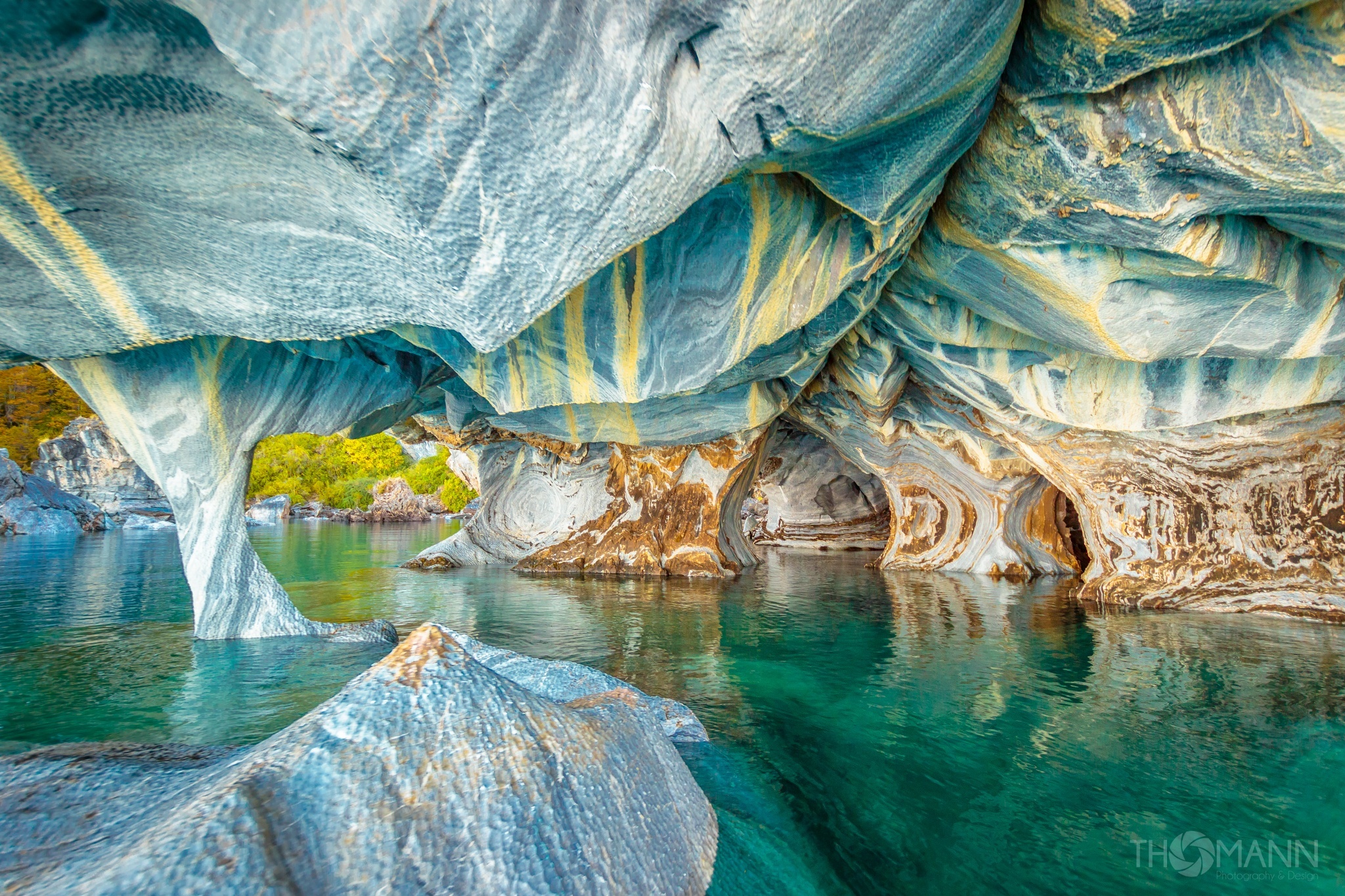 Очень интересные места в мире. Мраморные пещеры Чиле-Чико. Мраморные пещеры Патагонии Чили. Мраморные пещеры в Чили Чико. Озеро Хенераль Каррера.