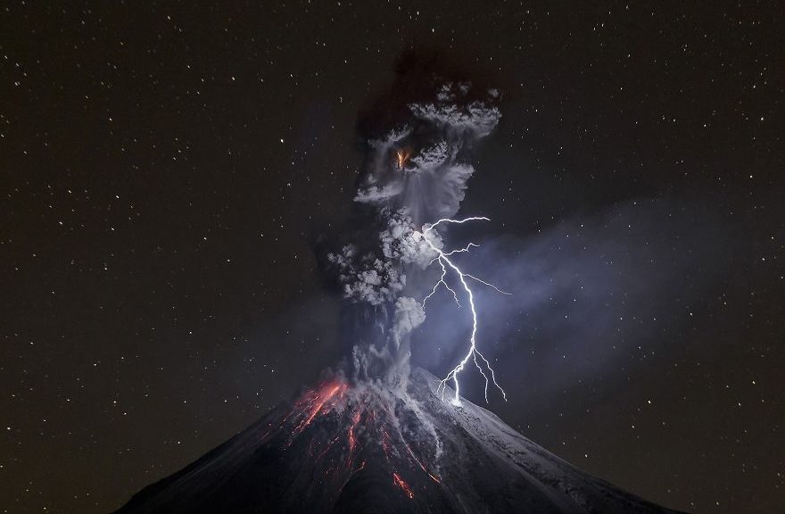 молния на фоне вулкана